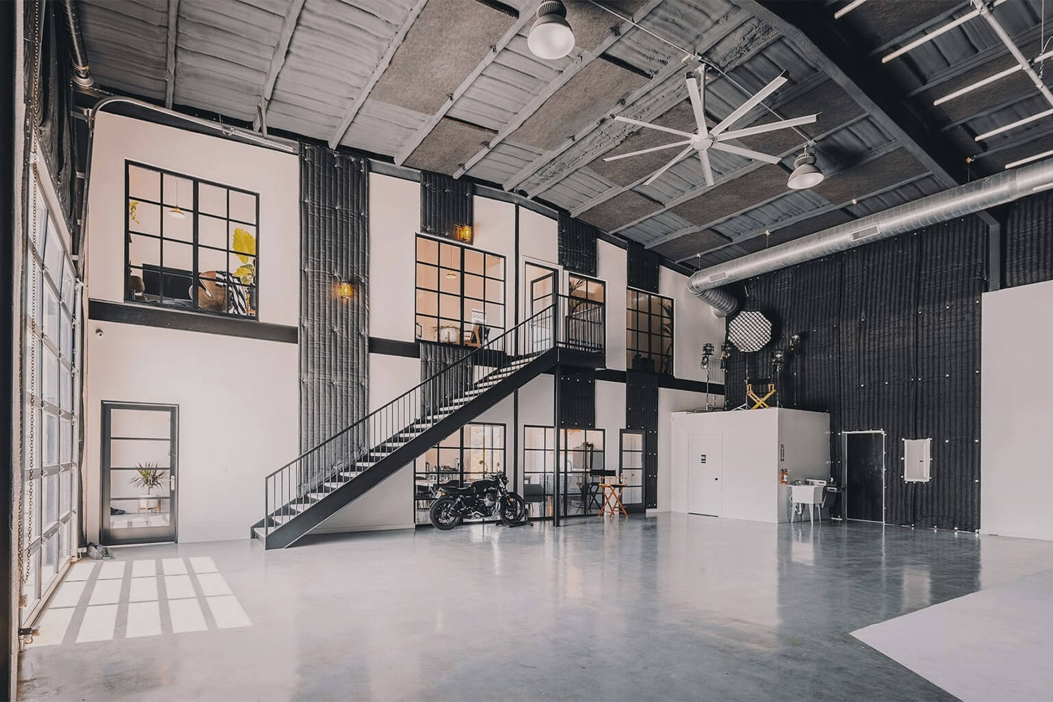 玻璃墙隔断提高了商业环境的功能性和美观性。 Glass wall partitions improve commercial